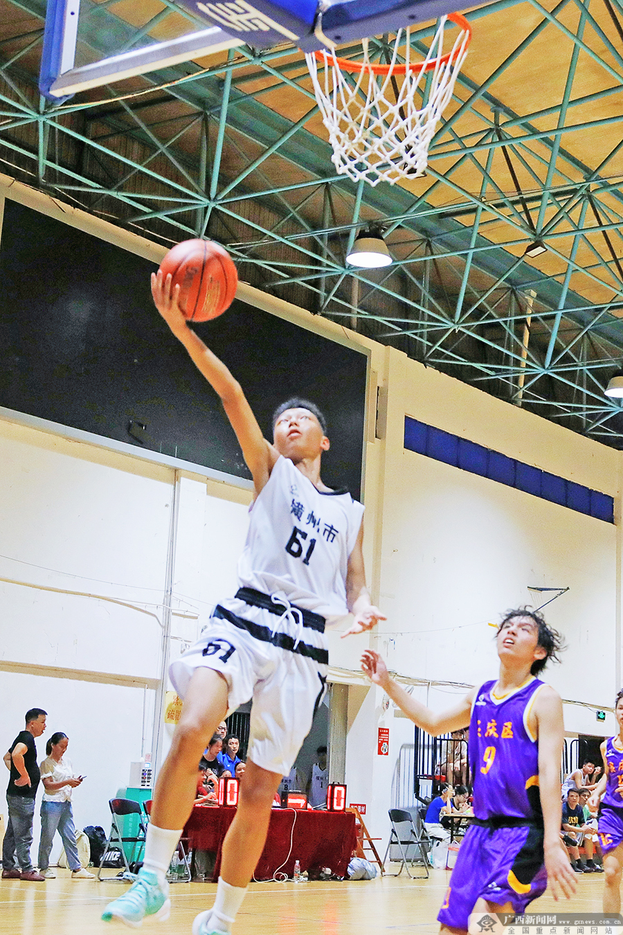 体育精神耀眼,篮球较量如火如荼 体育精神耀眼,篮球较量如火如荼