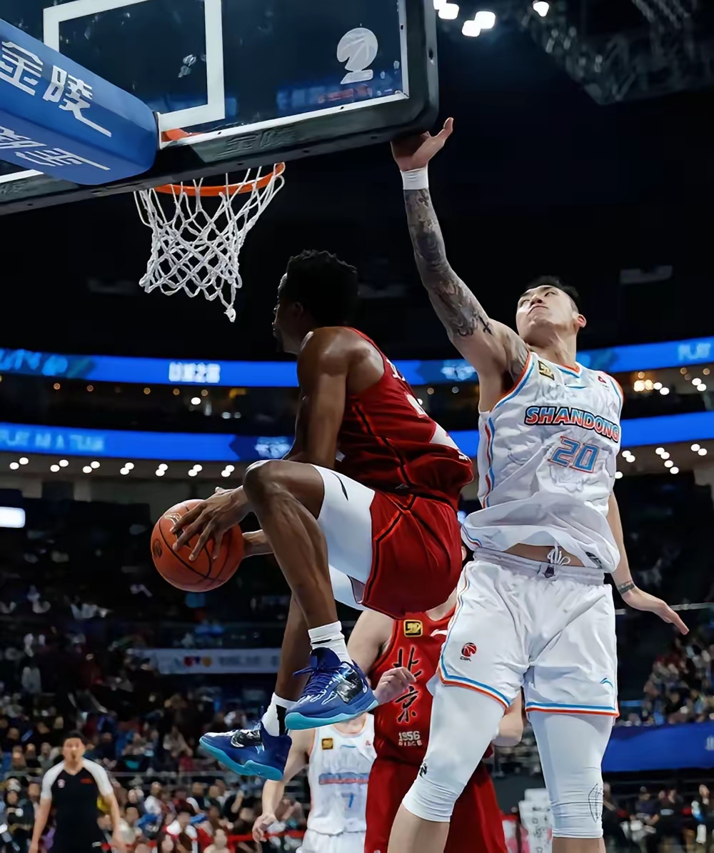 包含鹈鹕完胜广东队，利拉德点燃赛场的词条