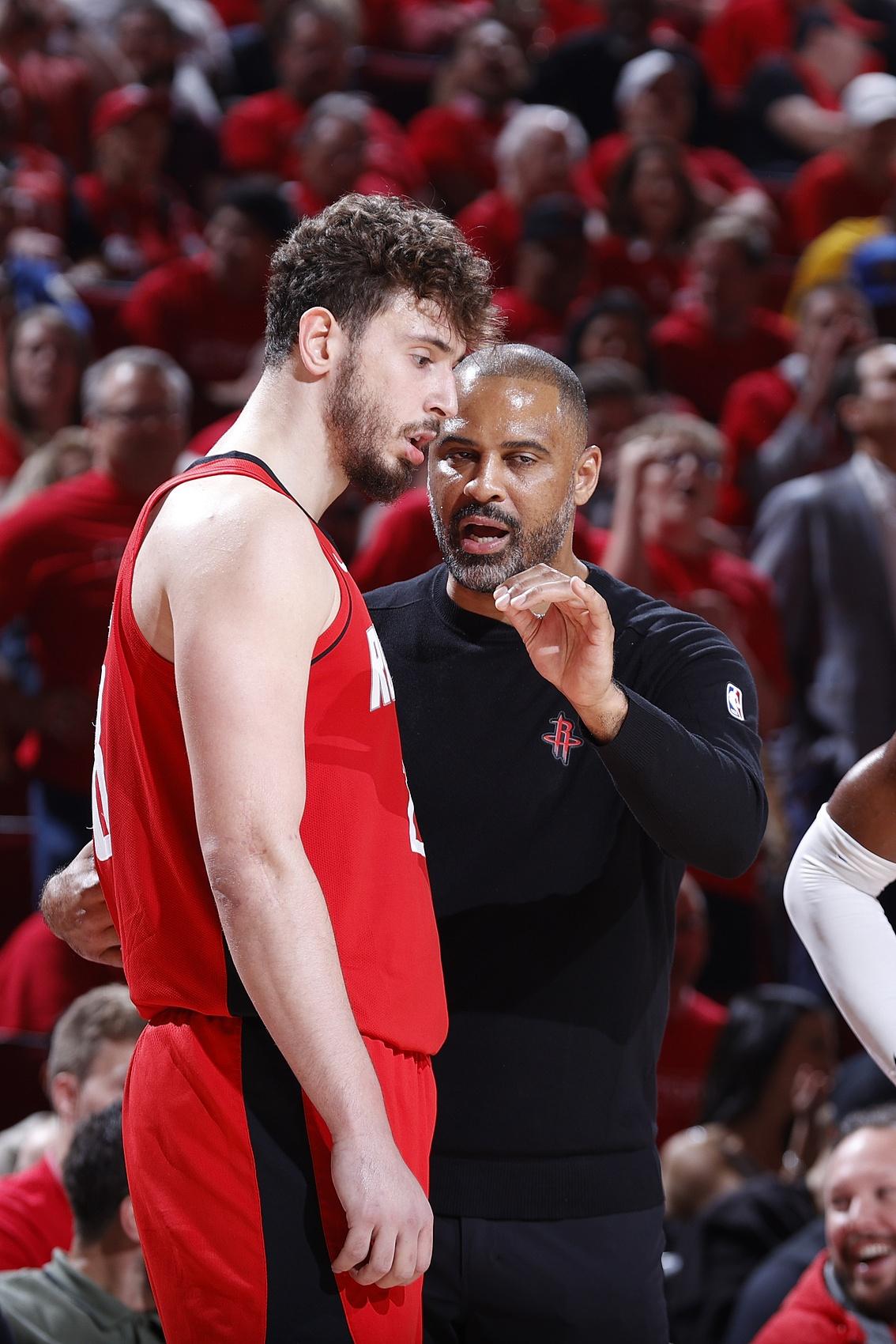 关于雷霆险胜鹈鹕，布克点燃赛场的信息